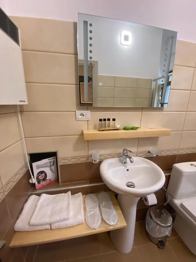 Dutch House Korca Hotel 0*, Korce Albania